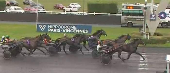 Arrivée du PRIX COMTE PIERRE DE MONTESSON 2024 et la victoire de LA JOYEUSE WICZ drivé par Gwenn DUNOD sur l'hippodrome de Paris Vincennes