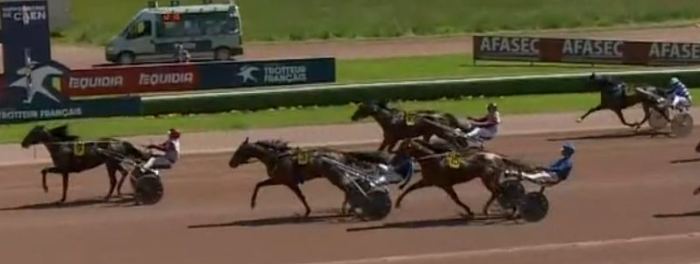 Arrivée du Prix des Ducs de Normandie 2024 sur l'hippodrome de la Prairie à Caen