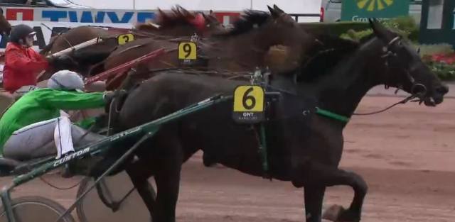 DÉESSE NOIRE (6 - Pierre-Yves VERVA) gagnante de la 6ème étape du Grand National du Trot 2022 à Laval