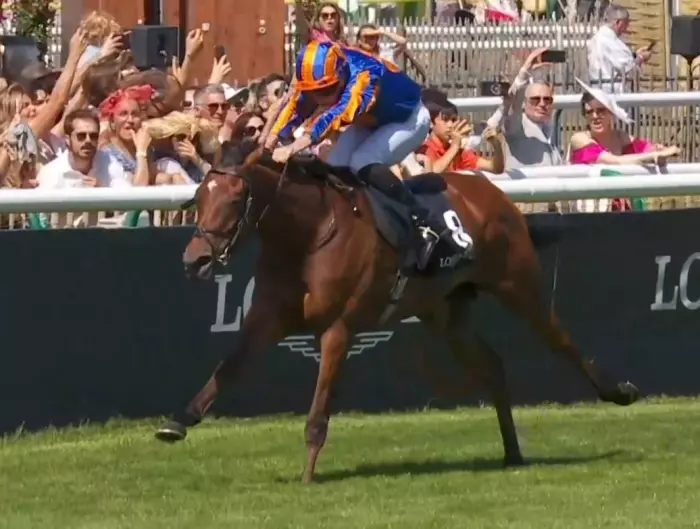 DIAMOND NECKLACE (Ryan-Lee MOORE) vainqueur du Prix de Diane 2026 à Chantilly - Ligne d'arrivée