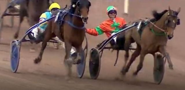 Eric Raffin (Billie-de-Montfort) félicitant Anthony Barrier (Etonnant) pour sa victoire dans le Grand Critérium de Vitesse de la Côte d'Azur 2022 à Cagnes-Sur-Mer