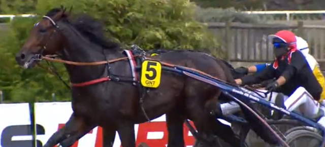 FAIRPLAY D'URZY drivé par Eric RAFFIN gagnant de la 8ème étape du Grand National du Trot 2020 à Saint-Malo