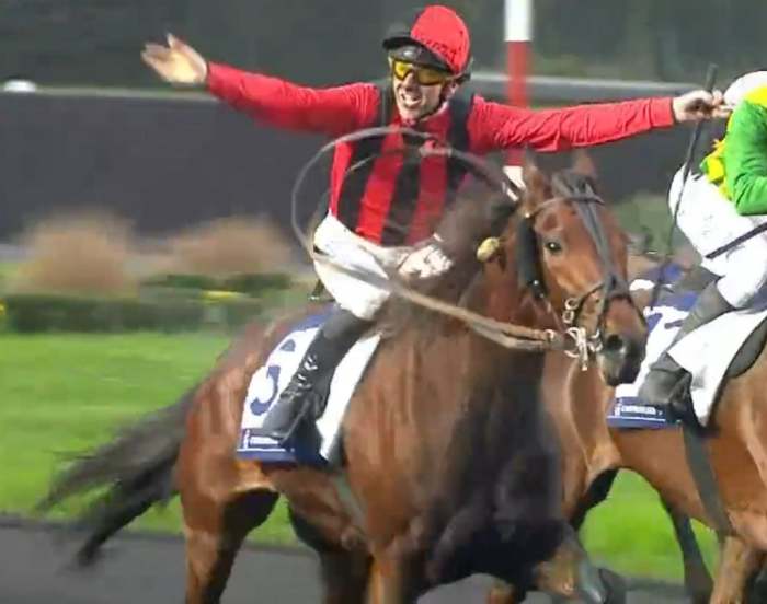 JEZABELLE BIE monté par Paul-Philippe PLOQUIN Vainqueur du Prix Bilibili 2024 sur l'hippodrome de Paris Vincennes