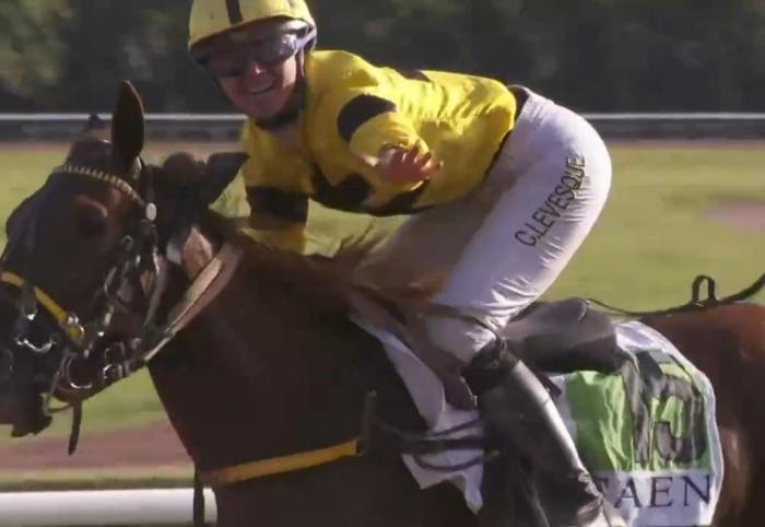 SAINT-LÉGER DES TROTTEURS 2023 et la victoire de KANDORA BELLA monté par Mme Camille LEVESQUE sur l'hippodrome de Caen