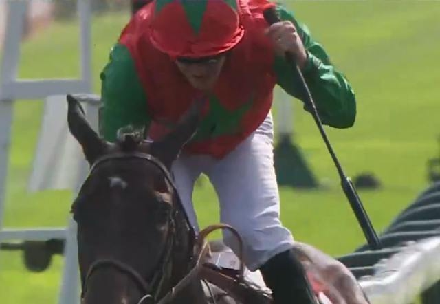 Grégory BENOIST sur SWEET LADY gagnant du PRIX VERMEILLE 2022 sur l'hippodrome de Longchamp