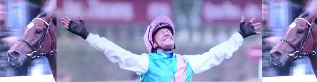 Le V de la victoire de Lanfranco Dettori avec son cheval ENABLE vainqueur pour la 6ème fois du Prix de l'Arc de Triomphe