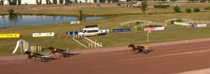 Photo Arrivée de la 7ème étape du Grand National du Trot 2026 sur l'hippodrome d'Agen La Garenne