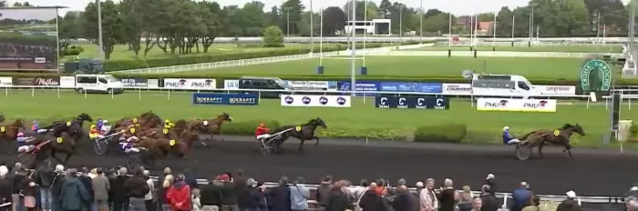 Photo Arrivée de la 5ème étape du Grand National du Trot 2026 sur l'hippodrome du Croisé-Laroche
