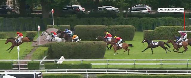 Saut du RAIL DITCH du Grand Steeple-Chase de Paris 2021