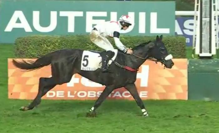 TOSCANA DU BERLAIS (Pierre DUBOURG) vainqueur du Prix La Haye Jousselin 2025 sur l'hippodrome d'Auteuil