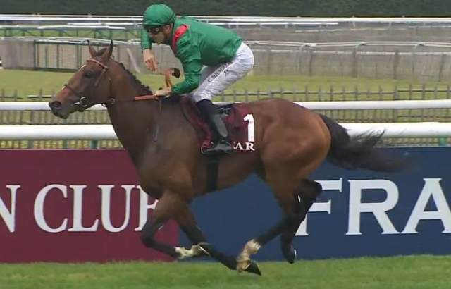 VADENI (Christophe SOUMILLON) gagnant du PRIX DU JOCKEY CLUB 2022 sur l'hippodrome de Chantilly
