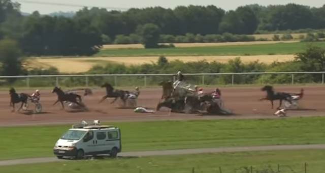 Chute en série sur l'hippodrome de La Capelle - Danny BROUWER, Pierre VERCRUYSSE, Xavier GERMIS, François LECANU, Gabriel POU POU, Franck DEMOUTIEZ