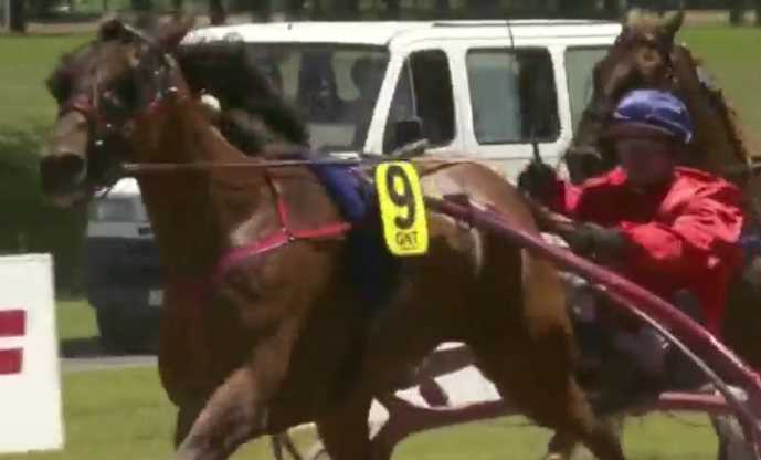 COMTESSE DU CHENE (Franck NIVARD) gagnante de la 7ème étape du Grand National du Trot 2018 sur l'hippodrome de REIMS