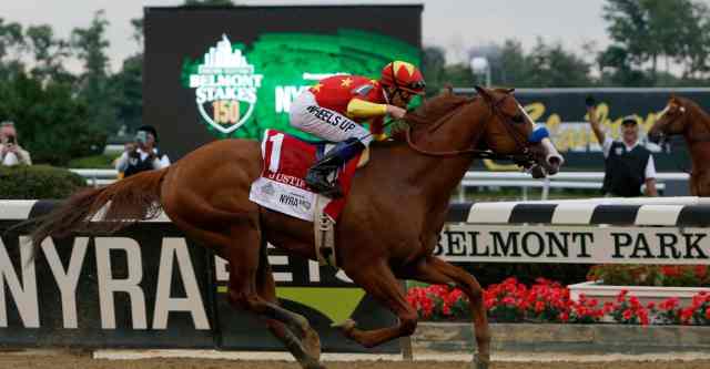 JUSTIFY (1) monté par Mike-E SMITH remporte THE BELMONT STAKES 2018 sur l'hippodrome de BELMONT PARK et remporte la Triple Couronne (USA)