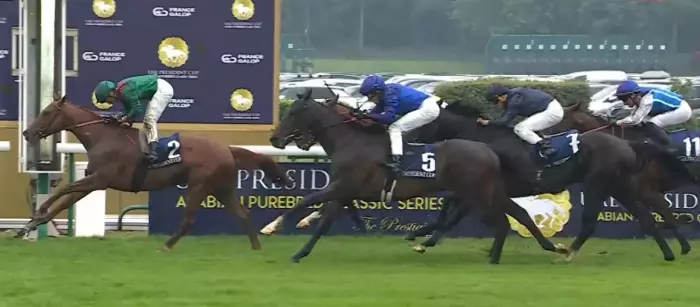 Arrivée de la Poule d'Essai des Poulains 2026 à Longchamp avec la victoire de RAYIF (Mickaël Barzalona)